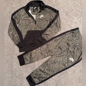 NIKE Little Boys 5T Camo Matching Set
